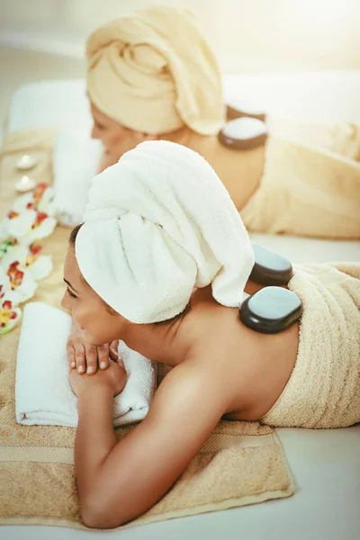 Junge Freundinnen Entspannen Und Genießen Hautpflege Wellnessbereich — Stockfoto