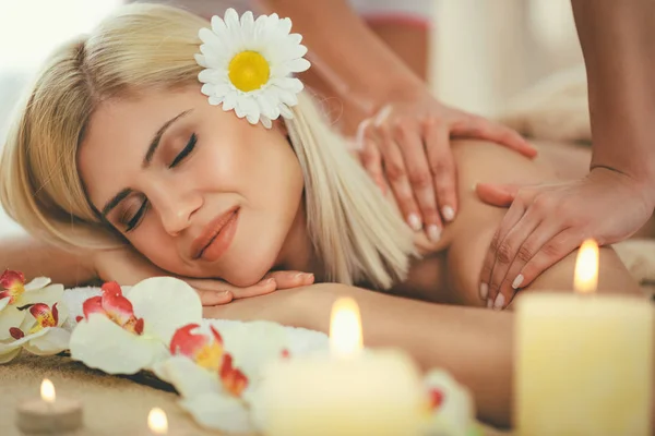 Jovem Loira Desfrutando Massagem Nas Costas Spa — Fotografia de Stock