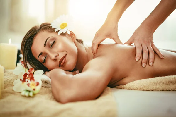 Junge Frau Genießt Rückenmassage Wellnessbereich — Stockfoto