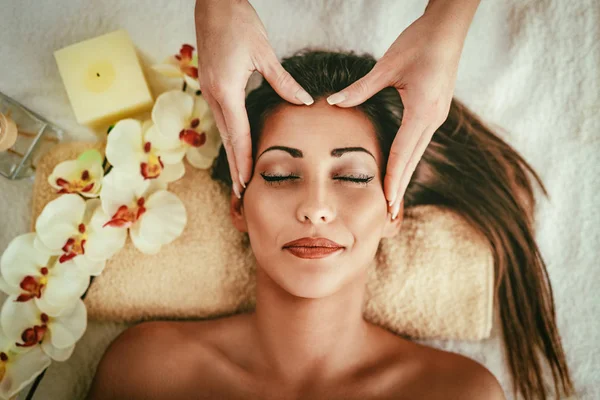 Giovane Donna Godendo Massaggio Testa Spa Salone — Foto Stock
