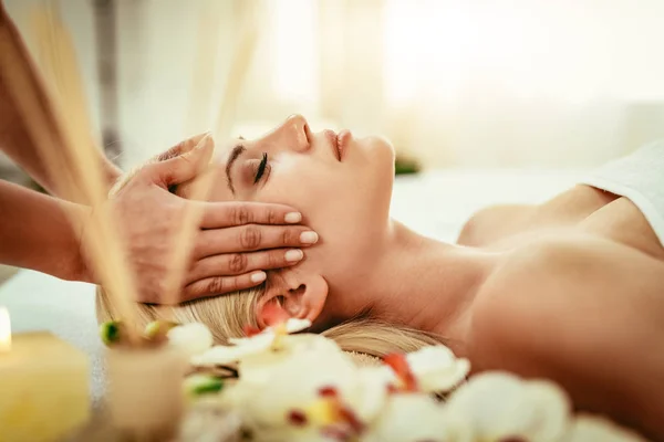 Mujer Joven Disfrutando Masaje Cabeza Spa — Foto de Stock