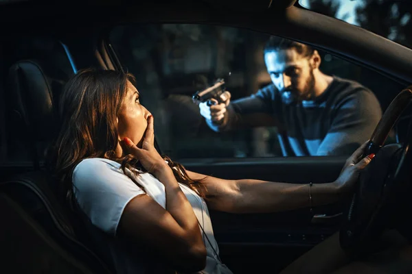 Uomo Pericoloso Rapina Donna Con Pistola Auto — Foto Stock