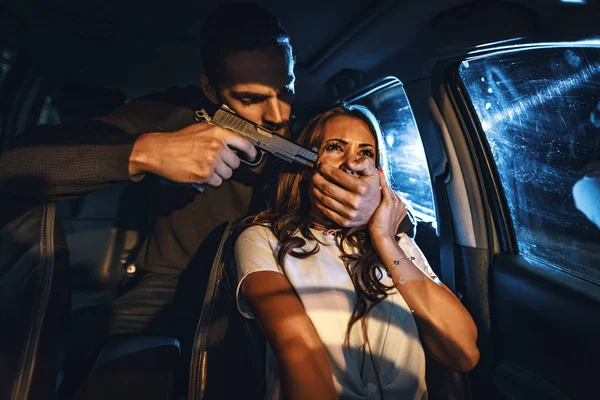 Pericoloso Criminale Con Pistola Rubare Auto Giovane Donna Spaventata — Foto Stock