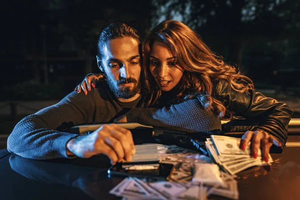 Jovem Criminoso Viciado Drogas Casal Prepara Cocaína Para Drogar — Fotografia de Stock