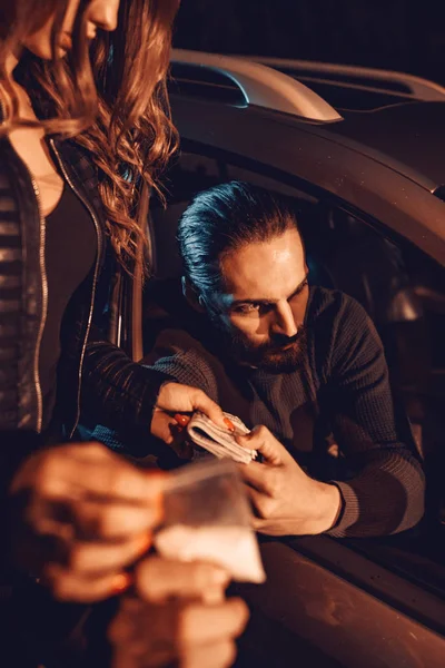 Vista Próxima Revendedor Vendendo Pouco Saco Drogas Para Jovem Carro — Fotografia de Stock