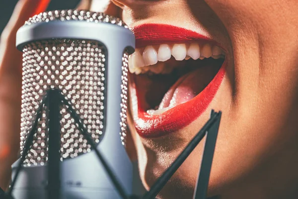 Nahaufnahme Des Offenen Weiblichen Mundes Mit Rotem Lippenstift Der Mikrofon — Stockfoto