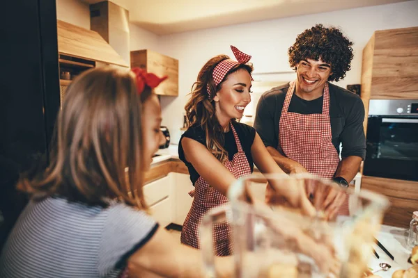 Gelukkige Ouders Met Dochter Voorbereiden Gezonde Maaltijd Keuken — Stockfoto