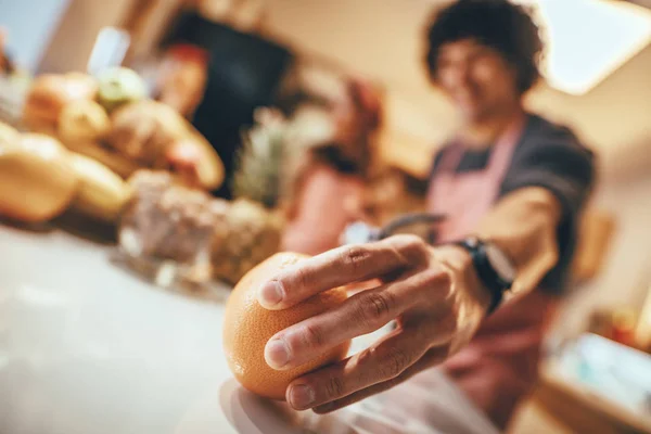 Закрытый Вид Молодого Человека Держащего Руках Домашнюю Кухню — стоковое фото