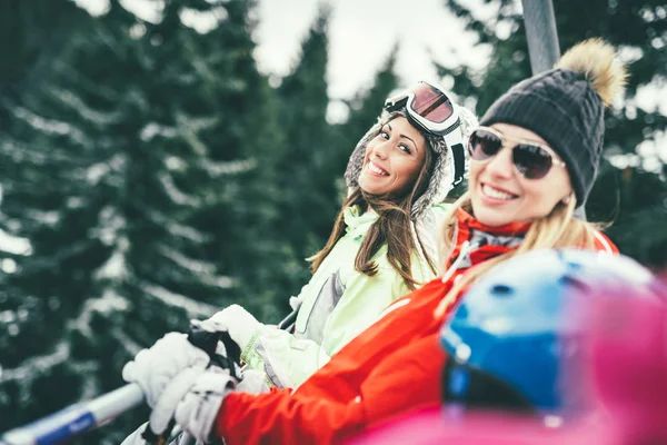 Chica amigos en vacaciones de invierno — Foto de Stock