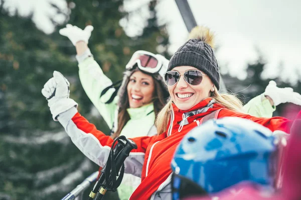 Chica amigos en vacaciones de invierno — Foto de Stock