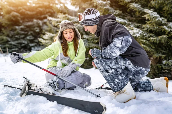 Młody Mężczyzna Snowboardzista Pomagając Młody Narciarz Kobiece Wstawanie Zboczu Góry — Zdjęcie stockowe