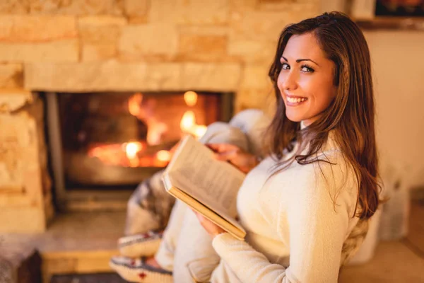 Young Smiling Woman Reading Book Enjoying Evening Fireplace — Stock Photo, Image