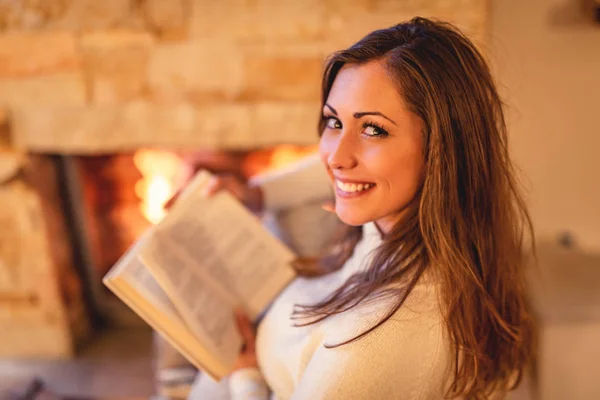 Young Smiling Woman Reading Book Enjoying Evening Fireplace — Stock Photo, Image