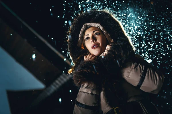 Jovem Mulher Vestida Com Casaco Inverno Com Capuz Pele Noite — Fotografia de Stock