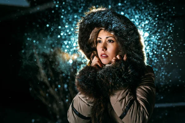 Jonge Vrouw Gekleed Winter Jas Met Bont Capuchon Staan Winternacht — Stockfoto