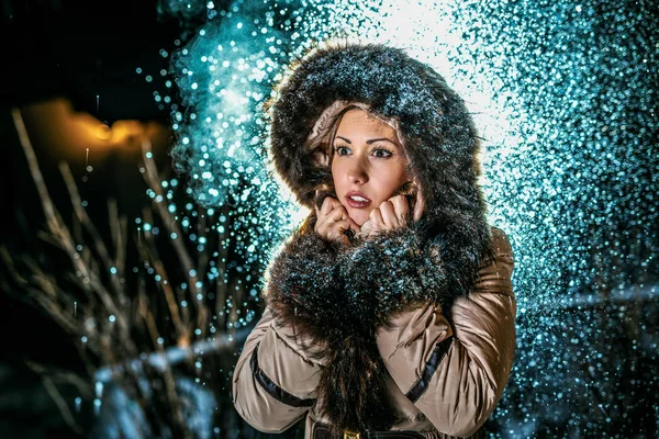 Jovem Mulher Vestida Com Casaco Inverno Com Capuz Pele Noite — Fotografia de Stock