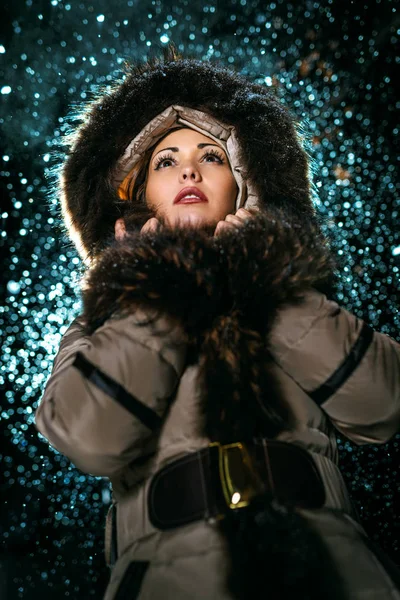Jovem Mulher Vestida Com Casaco Inverno Com Capuz Pele Noite — Fotografia de Stock