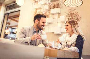 Kahve içme ve kruvasan kafede yeme genç Çift