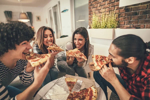 Jovens Amigos Felizes Divertindo Comendo Pizza Casa — Fotografia de Stock