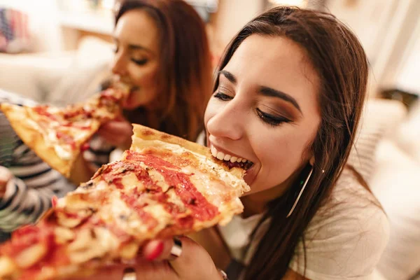 Sluit Weergave Van Enthousiast Jonge Vrouwen Eten Pizza Zittend Bank — Stockfoto