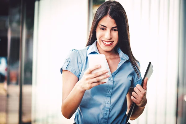 Porträtt Ung Affärskvinna Textning Smartphone Och Transporterar Dokument — Stockfoto