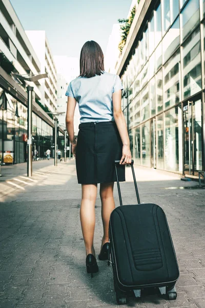 Vista Posteriore Giovane Donna Affari Piedi All Aperto Con Valigia — Foto Stock