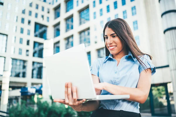 Glückliche Junge Geschäftsfrau Arbeitet Laptop Vor Dem Hintergrund Des Business — Stockfoto