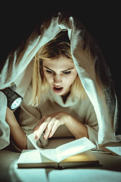 Jeune Femme Lecture Livre Sous Lit Couvrant Tenant Lampe Poche — Photo