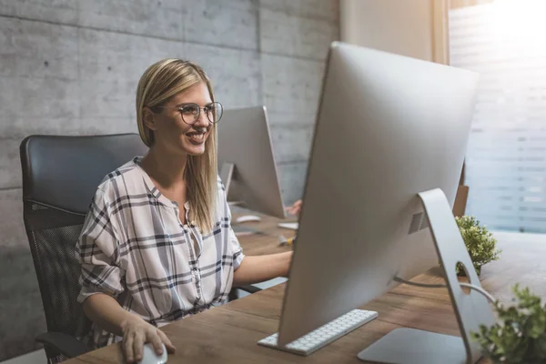 Junge Schöne Erfolgreiche Unternehmerin Arbeitet Computer Büro — Stockfoto