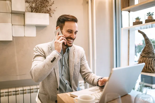 Giovane Uomo Affari Oberato Lavoro Pausa Nel Caffè — Foto Stock