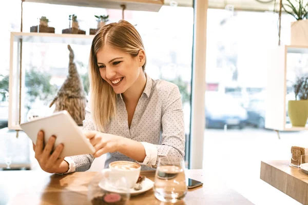 Junge Lächelnde Geschäftsfrau Kaffeepause Café Mit Tablet Computer — Stockfoto