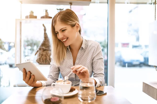 Junge Lächelnde Geschäftsfrau Kaffeepause Café Mit Tablet Computer — Stockfoto