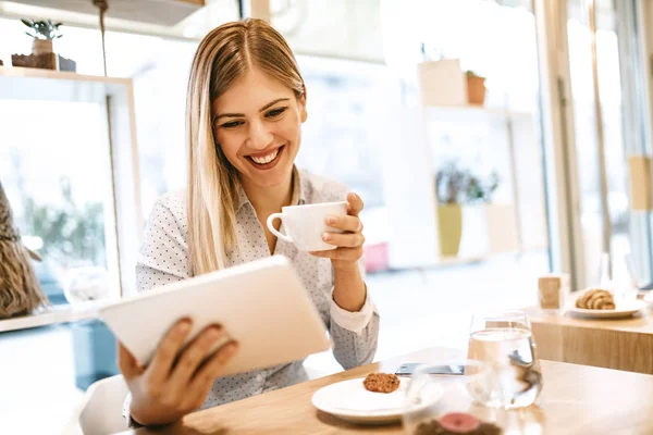 Junge Lächelnde Geschäftsfrau Kaffeepause Café Mit Tablet Computer — Stockfoto