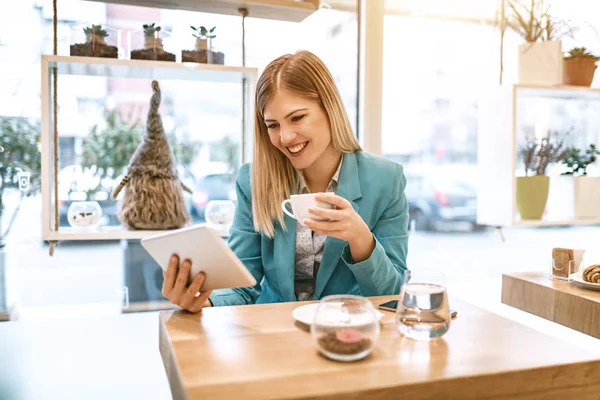 Mladá Usměvavá Podnikatelka Kávu Kavárně Pomocí Tabletového Počítače — Stock fotografie