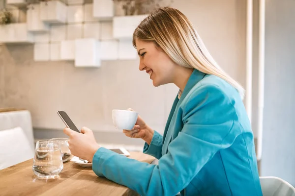 Junge Lächelnde Geschäftsfrau Kaffeepause Café Mit Smartphone — Stockfoto