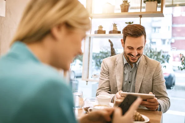 Junge Lächelnde Frau Benutzt Smartphone Und Trinkt Kaffee Café — Stockfoto