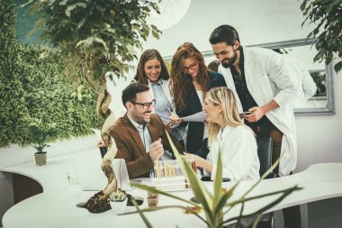 Brüksel lahanası ve örnek bitki Analizi denetimini alarak biyolog meslektaşları deneme