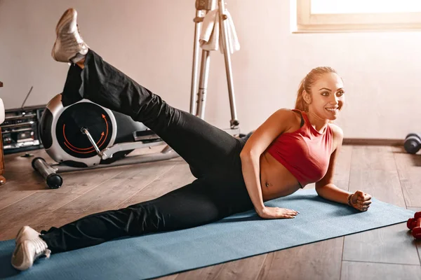 Mujer Joven Haciendo Ejercicios Sala Estar — Foto de Stock