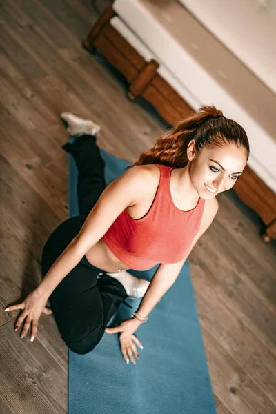 Giovane Donna Che Esercizi Stretching Casa — Foto Stock