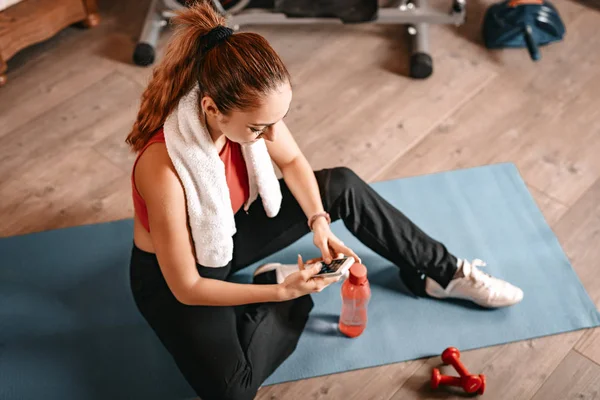 Mulher Usando Smartphone Pausa Exercício Sala Estar Casa — Fotografia de Stock