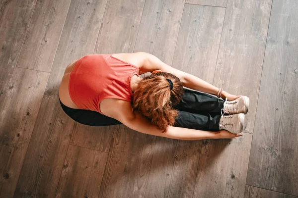 Visão Superior Mulher Fazendo Exercícios Alongamento Chão — Fotografia de Stock