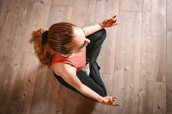 Jonge Vrouw Doet Yoga Woonkamer — Stockfoto
