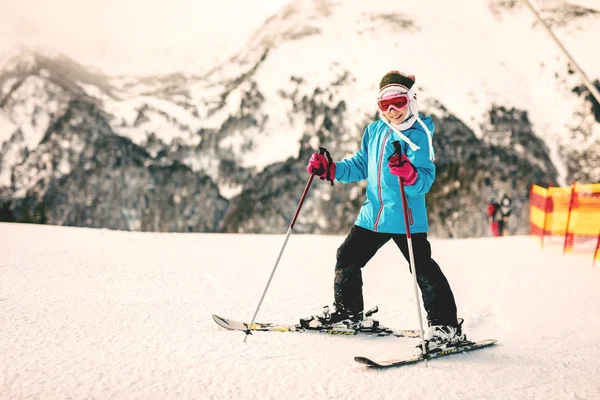 Petite Fille Apprenant Skier Montagne — Photo