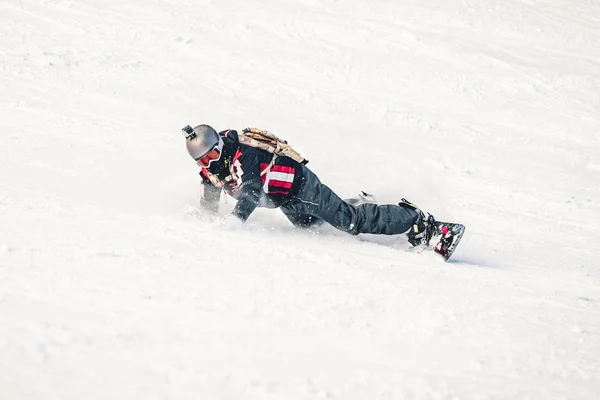 Young Man Riding Snowboard Enjoying Frozen Winter Day Mountain Slopes — Stock Photo, Image