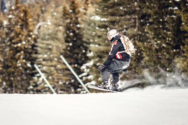 Ung Man Rider Snowboard Och Njuter Frysta Vinterdag Bergssluttningar — Stockfoto