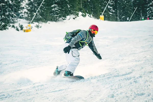 Ung Man Rider Snowboard Och Njuter Frysta Vinterdag Bergssluttningar — Stockfoto
