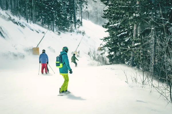 Vista Snowboarders Disfrutando Día Helado Invierno Las Laderas Las Montañas — Foto de Stock