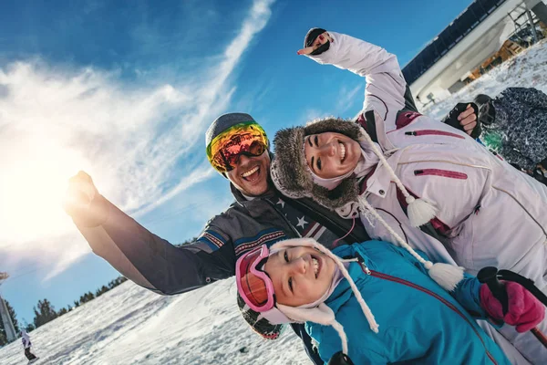 Familia Joven Disfrutando Unas Vacaciones Esquí Soleado Día Invierno — Foto de Stock