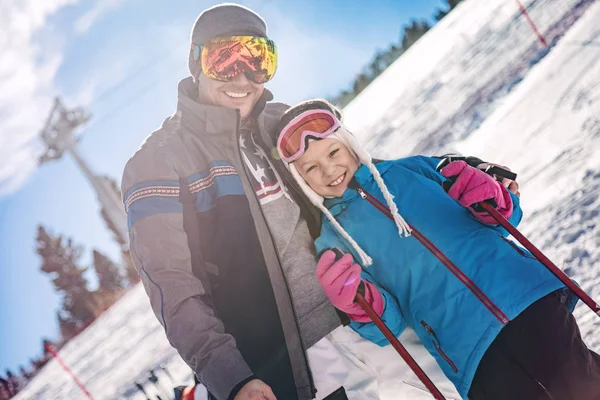 Joven Padre Hija Disfrutando Vacaciones Esquí — Foto de Stock