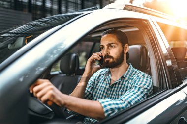 Smartphone arabada konuşurken kendine güvenen genç işadamı